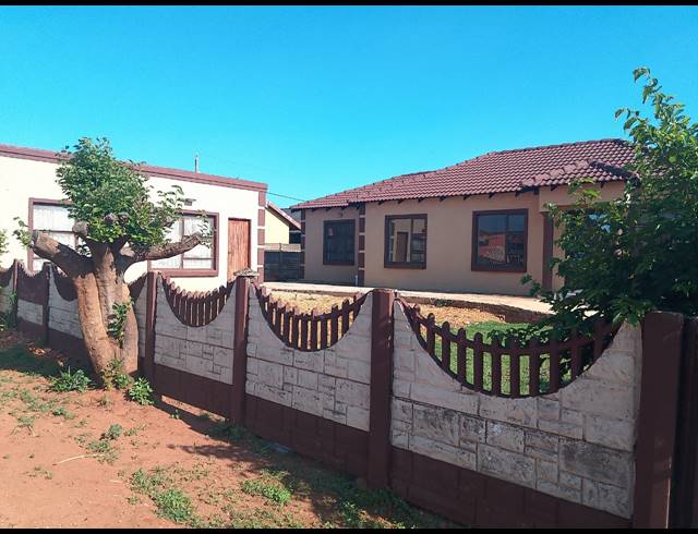 4 BEDROOM HOUSE FOR SALE IN SEBOKENG ZONE 10